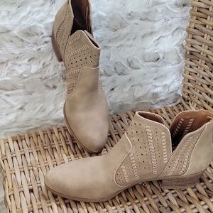 Indigo Rd Beige Suede Cutout Ankle Booties Womens Sz 9.5, Coastal Cowgirl, Boho